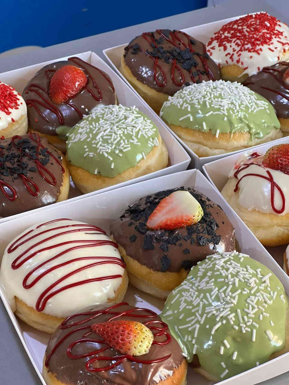 مساء الخير حبايبي 

هواي  بنات تسال بخصوص الكيك ومنو احسن وحده تسوي وشغلها راقي ب الكيك 

علمود حجوزات كرسمس او عيد ميلاد 🎁 او مناسبة معينه 

هذا منشور خاص لبيجات الكيك حصرا 

إذا تشوفين نفسج كدها وشغلج ١٠٠/١٠٠ نزلي شغلج مع الاسعار 
واذكري تفاصيل 

هواي بنات راح تابعكم من خلال تعليقاتكم 

يلا بنات بلتوفيق للجميع يارب كل الي بلمنشور متوفر يوميا بيع مباشر 
#مني_كيك يكفي 4نفرات ب7الاف فقط حشوه توفي وجوز
باقي الاسعار حسب الحجم وتزين 
انستا cake_najaf_91 
واتساب *********** عنوان المحل 
كوفه شارع المعمل قرب مدرسه الازدهار مقابل صيدليه عصام النجار
