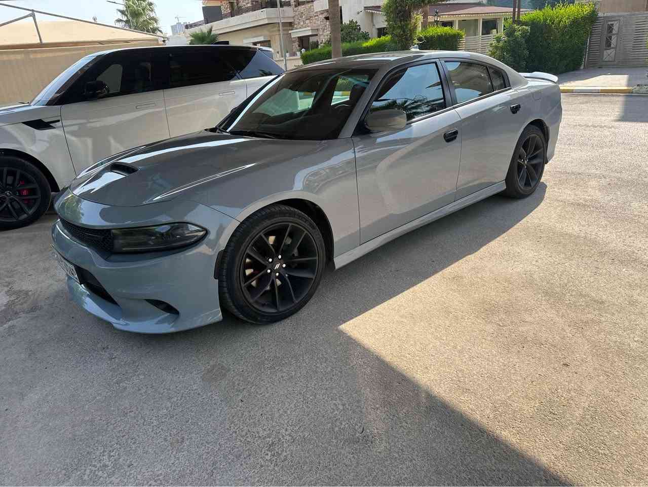جارجر gt بلص 2021  لون سموك ماشي ٤٤ ميل فول كشنات خزن وتدفئة وتبريد دشبول جلد ما عدا الفتحة بدون داخل وايرباك وطلع بيها باب خلفي وجاملغ كلير امريكا فقط بدون حادث السعر 238 وبيها مجال  
*********** أربيل, العراق
