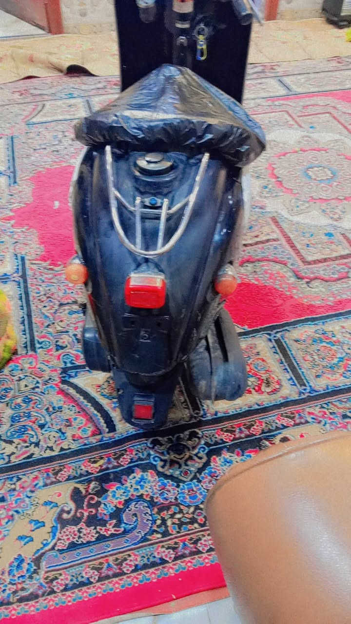 السلام عليكم 
دراجه عبدالحليم خير من الله شغاله سلف هندر كهربائيات شغاله 
السعر 400 وبيها مجال 
الرقم ***********
