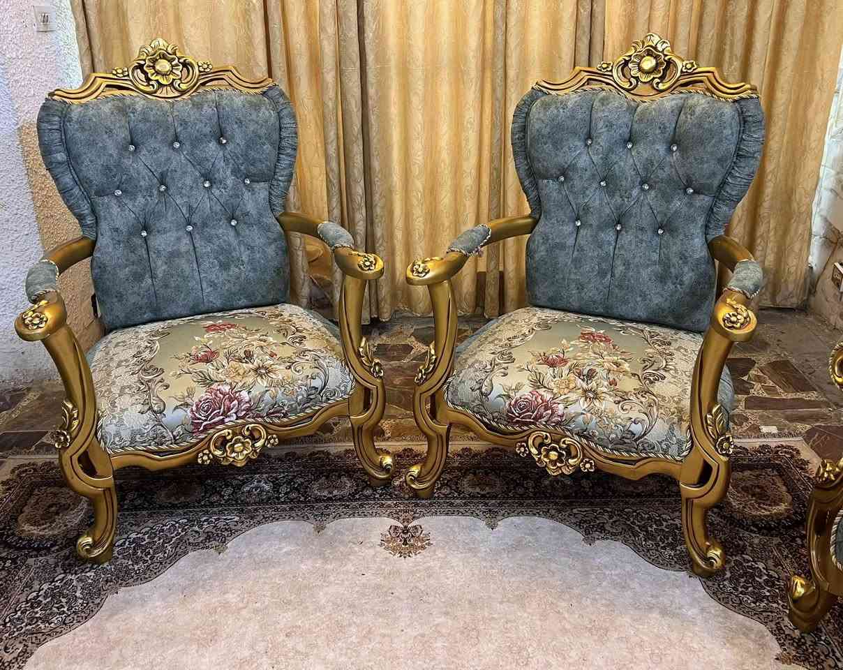 تخم تركي خشب زان عشر مقاعد نظيف جداً السعر ٨٥٠ مكانه المنصور ***********
