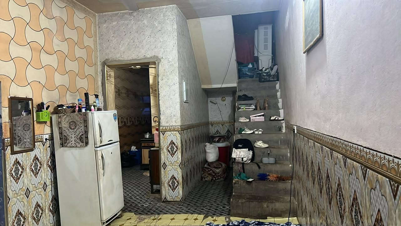 سلام عليكم بيت 100متر طولاني للبيع البيت طابو عنوانه حي العسكري البيت يحتوي ع استقبال ومطبخ وصاله وغرفه ومناور ثنين وصحيات خارجيه وحمام داخلي البيت بناء جديد عكاده بس ارضيه البيت ماكامله سعره 63وبيه مجال الاستفسار انتصل ***********
