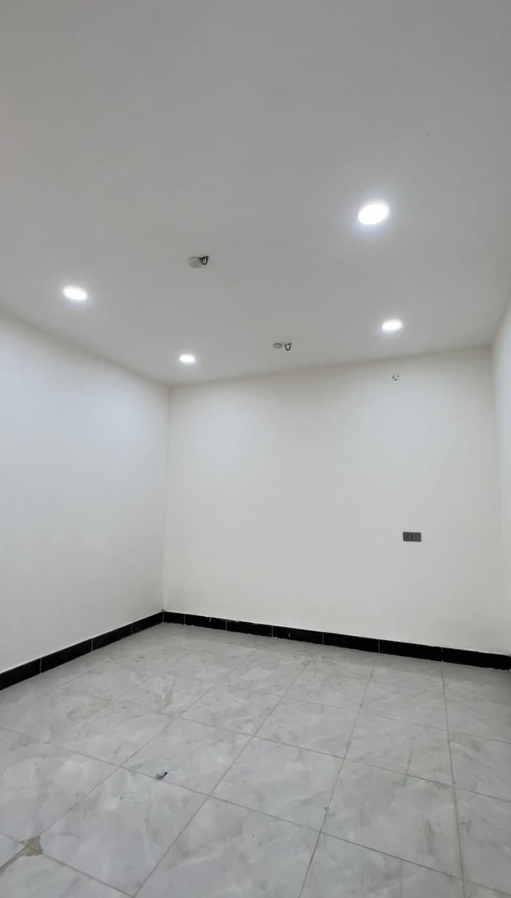 السلام عليكم
الدار للبيع 
المساحة 150 متر مربع الوجه 10 النزال 15
بناء حديث يتكون البناء من غرفه وصاله كبيره واستقبال ومطبخ ومجموعة صحيات داخليه وخارجية 
العنوان الكوت الجديدة شارع نزله البترومين خلف مدرسة السرور الاهلية للاستفسار الاتصال ***********
علما ان الدار غير مسكون
