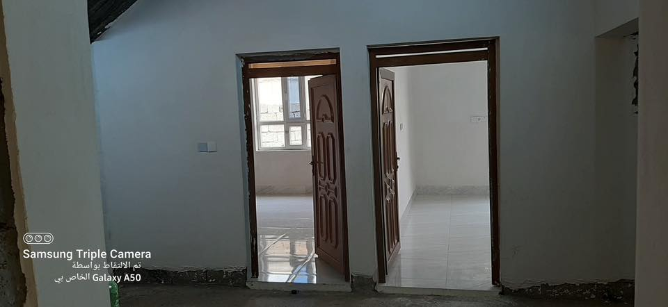 بيت للبيع نهاية سايدين البكاره خلف الجمل نهاية الفرع مي وكهرباء البيت متكون من غرفتين نوم اربع×اربعه ونص ربعه اربعه×٧ هول٥×٤مطبخ٤×٤مجمع درج٣ونص×٤ بيتونه حوش السعر 30 وبي مجال***********
