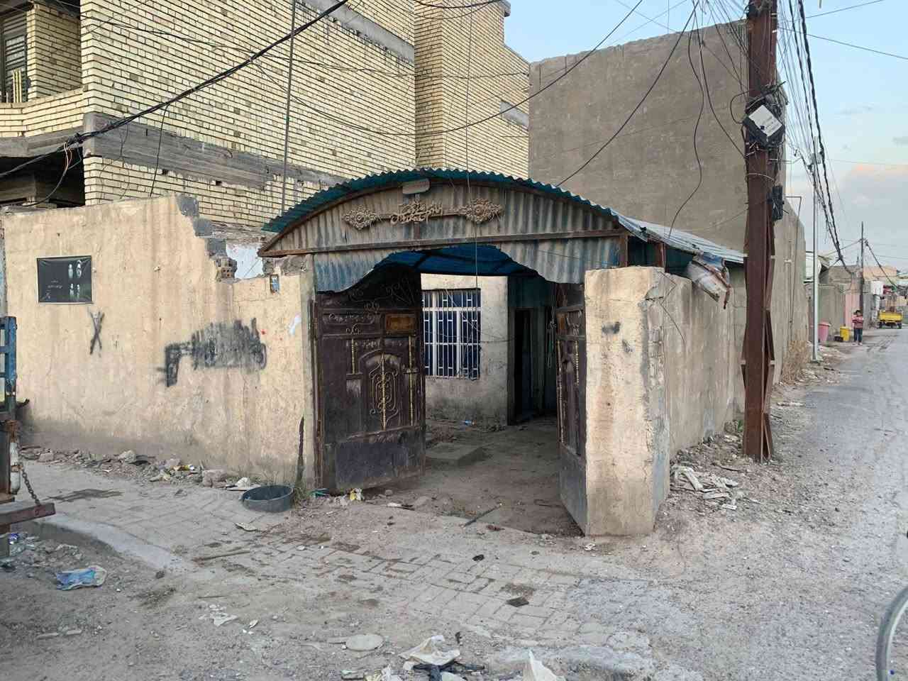 بيت بالحميدية على الشارع شارع السبيس مباشر ركن قرب السوق القديم مساحة 140 واجهة 7ونص  صب مسلح يحتوي على غرفتين نوم  وغرفة استقبال ومطبخ  وحمام وكراج جبير.
بيت بالحميدية على الشارع العام شارع السبيس مباشر ركن قرب السوق القديم مساحة 140 واجهة 7ونص  صب مسلح يحتوي على غرفتين نوم  وغرفة استقبال ومطبخ  وحمام وكراج جبير ممكن تسوي محلات .
البيت يحتاجلة ترميم كاشي ومجاري وتواليت .
للاستفسار. *********** 
الرقم بي واتس اب
