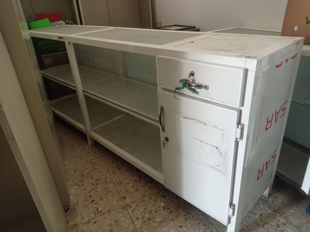 لوكر حديد رفوف
ميز عارضه عدد 4 مختلف الاحجام 
رفوف حديد وباب وسكراب حديد والمنيوم
التواصل ***********
