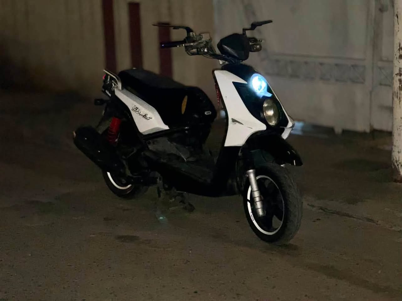 سلام عليكم سكنس جبلي للبيع
الدراجه محرك بلادي 
عليها كلجات رياضي 
وفيت بم رياضي 
والدراجه بيها كومه غراض جاي وياها من الحاويه مثل ما موضح بالصور الدراجه بيها بس هاي الضربه بالبجم 
سعرها 950 وبيها مجال 
***********
