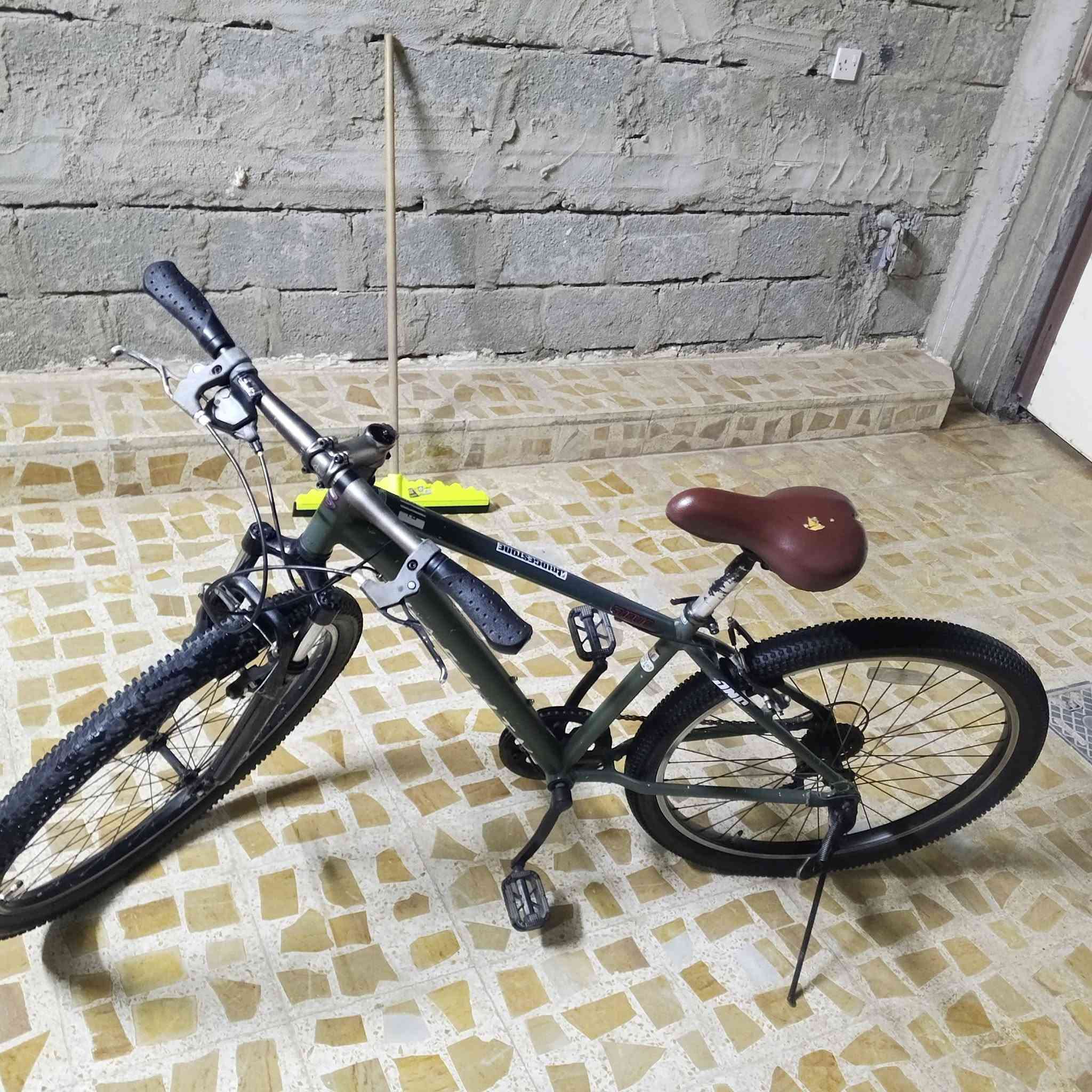 بايسكل ياباني للبيع فقط
كير شغال 8نمر ✅ 

دبل امامي ✅ 

حجم 27✅

بريكات شغالة ✅ 

البايسكل نضيف وسياقتو حلوه ✅ 

السرعات: يوجد ديرايل خلفي، وغالباً عدد السرعات بين 18 إلى 21 سرعة 

السعر145الف وبيها مجال حك الجيه 

مكاني موصل يارمجة الشرقية 

*********** آسيا
