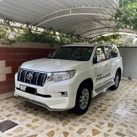 برادو ٢٠١٩ GXR ابيض صدفي مكفولة ماعدا رصعتين صغار بالباب الامامي جهة ا...