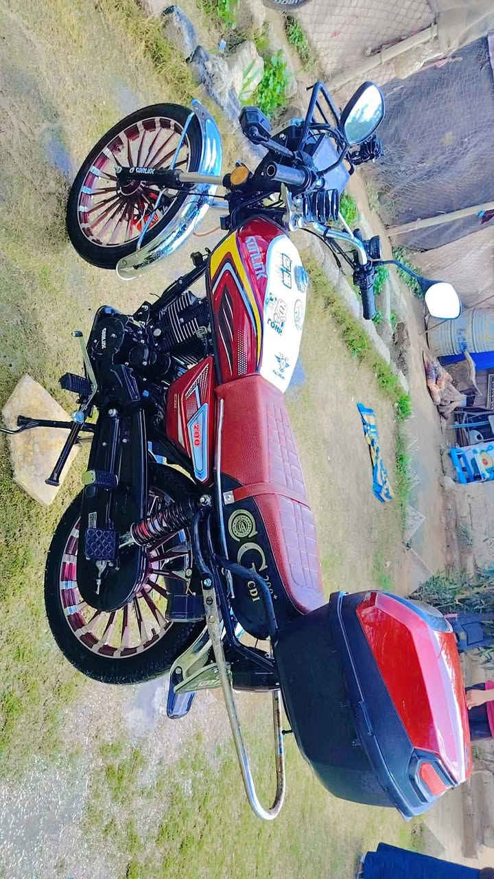 سلام عليكم  سولنك للبيع موديل 25 محرك اسود دراجه بلاديه وضع شركه شرط برقي مامطخوخ دراجه على ايدي اوراق كامله منفيس سويجات بصمه تشغيل عن بعد باتري جديد كهربائيات كله شغاله وياله شرط دراجه ستخدام شخصي مرتبه فول سعر المطلوب 750 وبيه مجال مكان صلاح الدين قضاء بيجي هـــــــ***********
