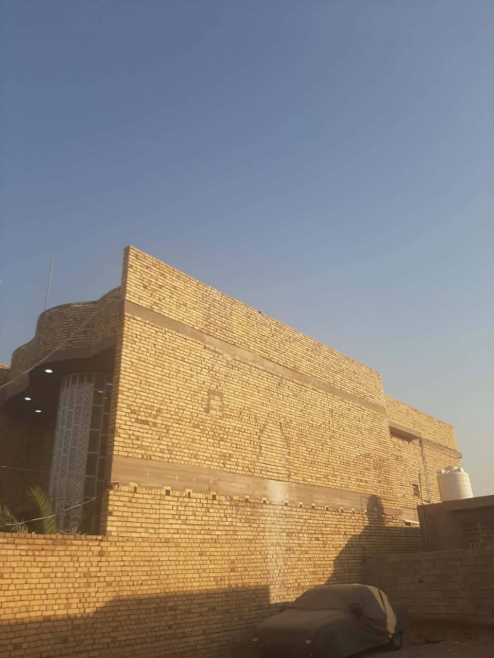 بيت في حي الحكيم نزلت بيت خليفه مساحه  365متر 3طوابق يتكون الطابق الاول من استقبال 9x4مطبخ بارد زائدحار 9x4 كليدور2x9 صاله 5x7 حمام4x2غرف نوم عدد2 m6x4 الطابق الثاني يتكون من 3غرف زائدصاله مع صحيات الطابق الثالث بيتونه زائد مخزن 5x4 الصطح الاول مع الثاني مطبك اشتايكر الداخل كله ازره 120الارضيه بورسلين ✋✋مكلف بالنشر الاستفسار الاتصال على الرقم ‏‪***********‬‏
