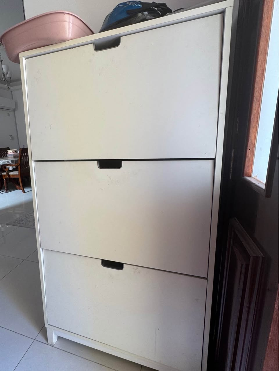 Moving sale of shoe organizer, ash white color good looking 
First come first serve الريان, قطر


**إذا كنت صاحب هذا الإعلان وتريد حذفه لأي سبب، رجاءا أرسل رسالة إلى الدعم الفني**