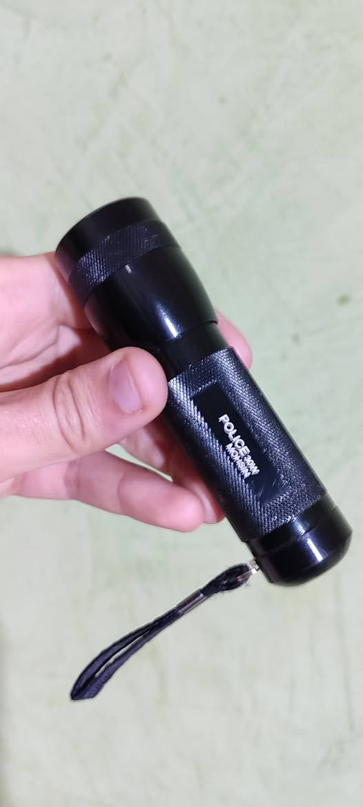 🔥💯مصباح يدوي (كشاف) police 💯🔥

- مصباح يدوي أحادي الوضع بضوء أبيض .

- يأتي بقدرة 30W .

- يعمل بثلاث بطاريات AAA.

- يحتوي على زر تشغيل في الخلف باللون الأخضر ويأتي مع حبل يدوي لسهولة الحمل.

- يحتوي على مفك لتركيز الاشعاع(التحكم بقطر الاشعاع الخارج) .

- العلبة محمية من الرطوبة ومصنوعة من الألومنيوم المؤكسد، مما يجعلها متينة للغاية وخفيفة الوزن.

- يبلغ طول المصباح 11 سم، وقطر الجزء الأمامي 3.2 سم، وقطر المقبض 2.5 سم، مما يسمح بوضعه في أي جيب بسهولة تامة.

- مدى الاشعاع 50 متر .


**إذا كنت صاحب هذا الإعلان وتريد حذفه لأي سبب، رجاءا أرسل رسالة إلى الدعم الفني**