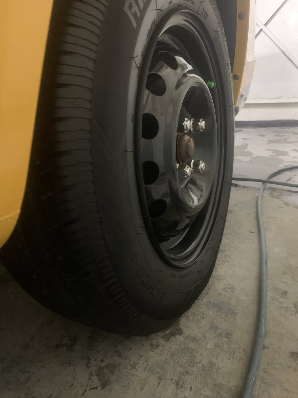 السلام عليكم 
تخم تاير 175/70/14. انتاج 2025
نضيف جداً. جداً
سعر 60الف قفل 
مكاني غزاليه ***********
