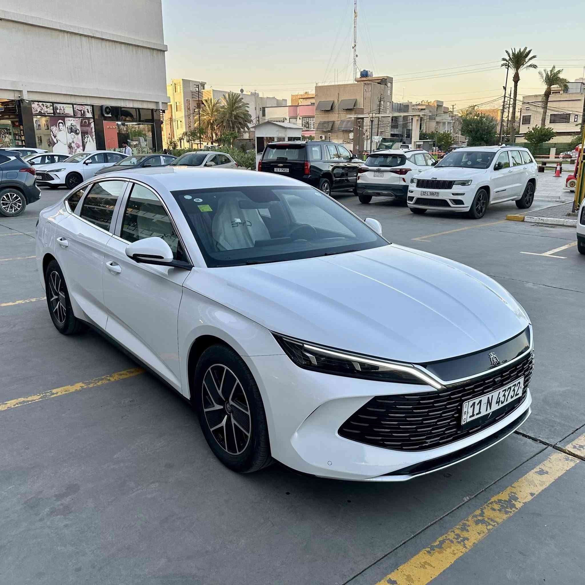 BYD QIN L (وارد صيني)
سنة الصنع :-2024
عداد المسافة الكلي :-17000 كم
مدى البطارية كهرباء :-80 كم/س
المدى الكلى (بانزين +كهرباء):-2100 كم/س
المواصفات:-
1- بصمة ابواب وصندوق وتشغيل
2- داخل جلد زيتوني
3- مقعد السائق تحكم كهربائي
4- كامرات عدد 5
وبقية المواصفات الاساسية المعروفة
السعر :-23700000 د.ع
العنوان :- الكرخ/ حي الخضراء 
للاستفسار :-***********
