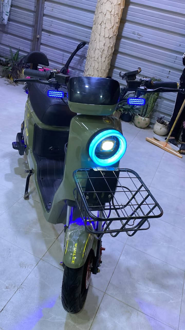 السلام عليكم دراجه شحن للبيع R9
موديل 2026 

استعمال شهر واحد 

البطاريات: 5 بطاريات كبيرة (32 أمبير).

السرعة: سرعة تتراوح بين 70 - 109 كم.

المكابح: هيدروليك أمامي وخلفي (بريكات دهن).

الإضافات: شاشة ذكية، جهاز إنذار ضد السرقة، سماعات بلوتوث.

السرعات: 5 نمر 

بصمه تشغيل عن بعد 
للتواصل ع هذا الرقم ***********
