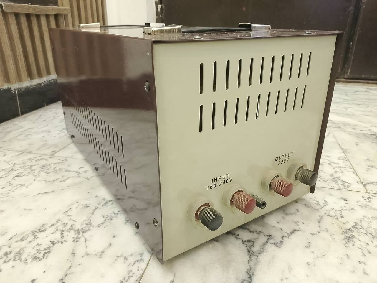 بغداد اليرموك  ***********
السعر  250   
63 امبير 
القدرة: 10,000 واط (10KVA)، وهي قدرة عالية تكفي لتشغيل أحمال ثقيلة أو أجهزة منزلية متعددة.نوع التقنية: يعمل بمحرك مؤازر (Servo Motor) عالي الدقة لتنظيم الجهد بدلاً من الأنظمة التقليدية، مما يوفر استقراراً أدق.نطاق الدخل: يستقبل تياراً متذبذباً يتراوح عادة بين 160V إلى 250V تيار متردد.نطاق الخرج: يخرج تياراً مستقراً بقيمة 220V مع نسبة خطأ ضئيلة لا تتجاوز 1% إلى 3%.نظام العرض: يحتوي على عدادات تناظرية (Analog) لمراقبة الفولتية والتيار بشكل مباشر.الفوائد والمميزات:حماية شاملة: يحمي الأجهزة من الارتفاع المفاجئ للجهد (Overvoltage)، والانخفاض الشديد (Undervoltage)، والحمل الزائد، وقصر الدائرة (Short-circuit).تأخير زمني (Time Delay): يوفر وظيفة التأخير الزمني (حوالي 2 إلى 5 دقائق) عند عودة التيار الكهربائي، مما يضمن استقرار الكهرباء قبل تمريرها للأجهزة الحساسة.استجابة سريعة: يستجيب لتقلبات الفولتية في أقل من ثانية واحدة.كفاءة عالية: تصل كفاءة الجهاز إلى أكثر من 95%، مع انخفاض استهلاك الطاقة أثناء التشغيل
