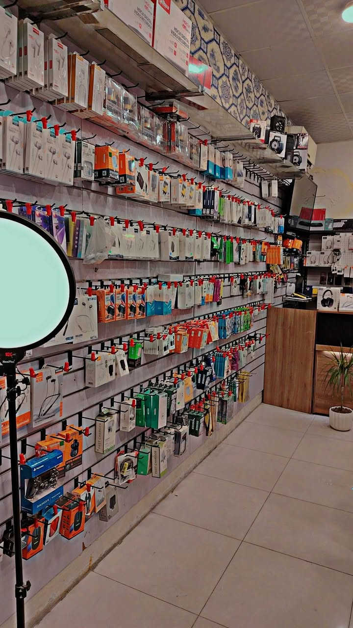 للبيع محل اكسسوارات ومبايلات  كامل مكمل للاستفسار تواصل ***********
تفاصيل :
 ١- سبالت عدد ٢ طن ونص
٢- شاشة بلازمة عدد ٢ الحجم ٥٥ بوصة
٣- سماعات سقفية سستم
٤- كامرات مراقبة عدد ٤
٥- عدة صيانة جاهزة
٦- اجازة من قبل الأمن الوطني للارصدة
٧- جهاز قطع لواصق و تغليف
٨- حاسبات عدد ٢ نوعية ممتازة
٩- المحل مأجر بي كرسي الصيانة
١٠- للاستفسار : ***********
