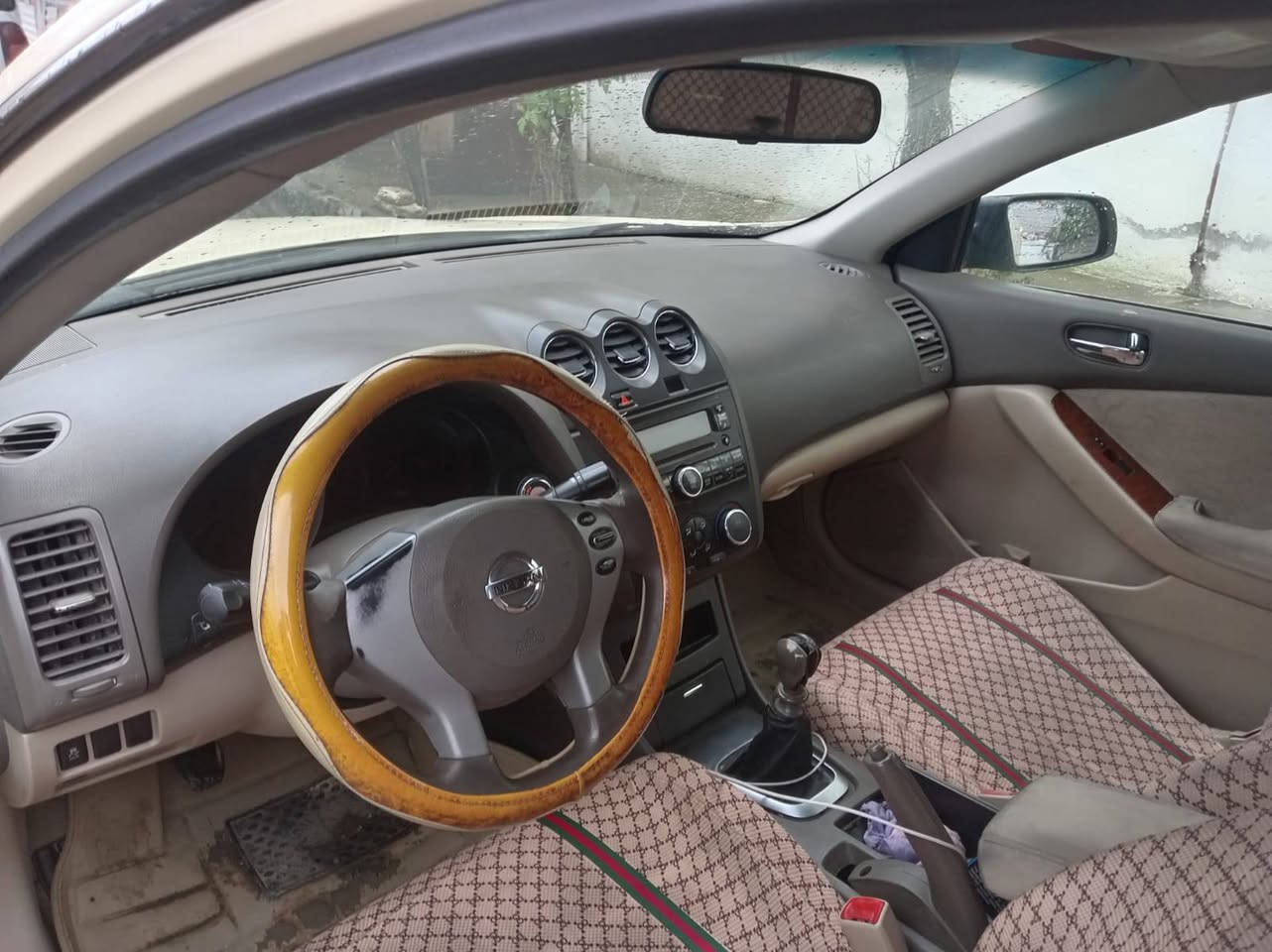 بەناوی خوایی گەورە میهرەبان 
ئالتیما تەکسی مۆدیل ٢٠١٢ گیر عادی دوو جیگایی سبوغە،پێش و پشتی کەپسە  گیرو مەکینەو تەقەو رەقەو دارو بەردی بەشەرتە سەیارەکە ماشاللەی دەویت لە جوانی یەک دەست بووە سەنەویی تا ٢٠٢٧ تازەیە سەیارە بیانوو برە نرخیشی داوایی ٩٨ گەلا و  محامەلەیی لئ دەکەین بۆ زانیاری زیاتر ئەوە رەقەمی ساحیبیتی :*********** أربيل, العراق
