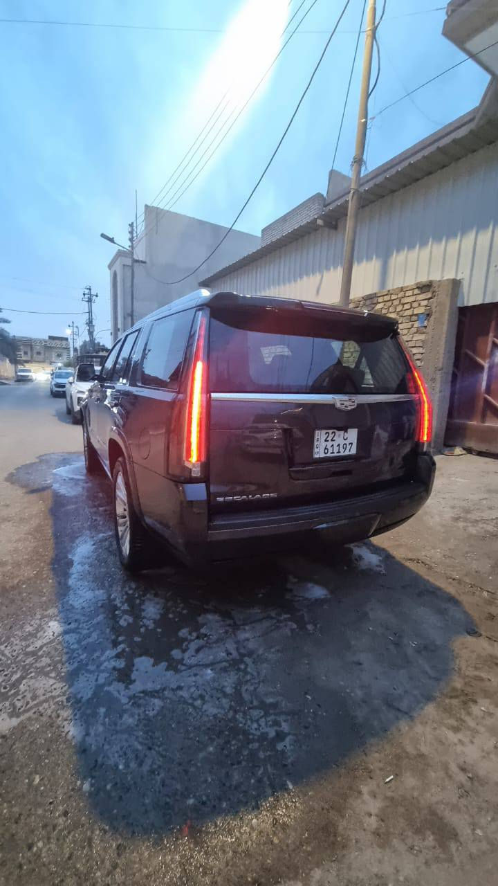 سلام عليكم كاديلاك اسكاليد بلاتينيوم اعلى فئه ب الكاديلاك 2018 سياره كفاله من صبغ بيها ثنين pdr  وتكحيلات بسيطه سياره جديده ما شاء الله ماشيه 170 الف بيها ppf ضمان عشر سنين ما صارلي شهر من شديته سياره شرط كير ومكينه جدد يعني ما ملعوب بيهن سياره غراض وكاله كلها موجودة سياره v8 6,2   حصان 420 دفع رباعي وخلفي كراسي vip بيها 4 شاشات 3 خلفيه ووحده بل امام كراسي مساج وتبريد هيتر كراسي خزن ميموري وشاشه دجتل سياره فوللل للاستفسار ع هذا رقم *********** سعر 350 وبيها مجال
