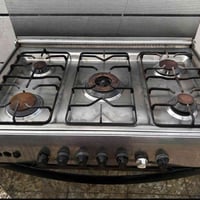 عندي طباخ للبيع 5 عيون شغال هو والفرن سعره 125 مكاني التاجي الاتصال عل...