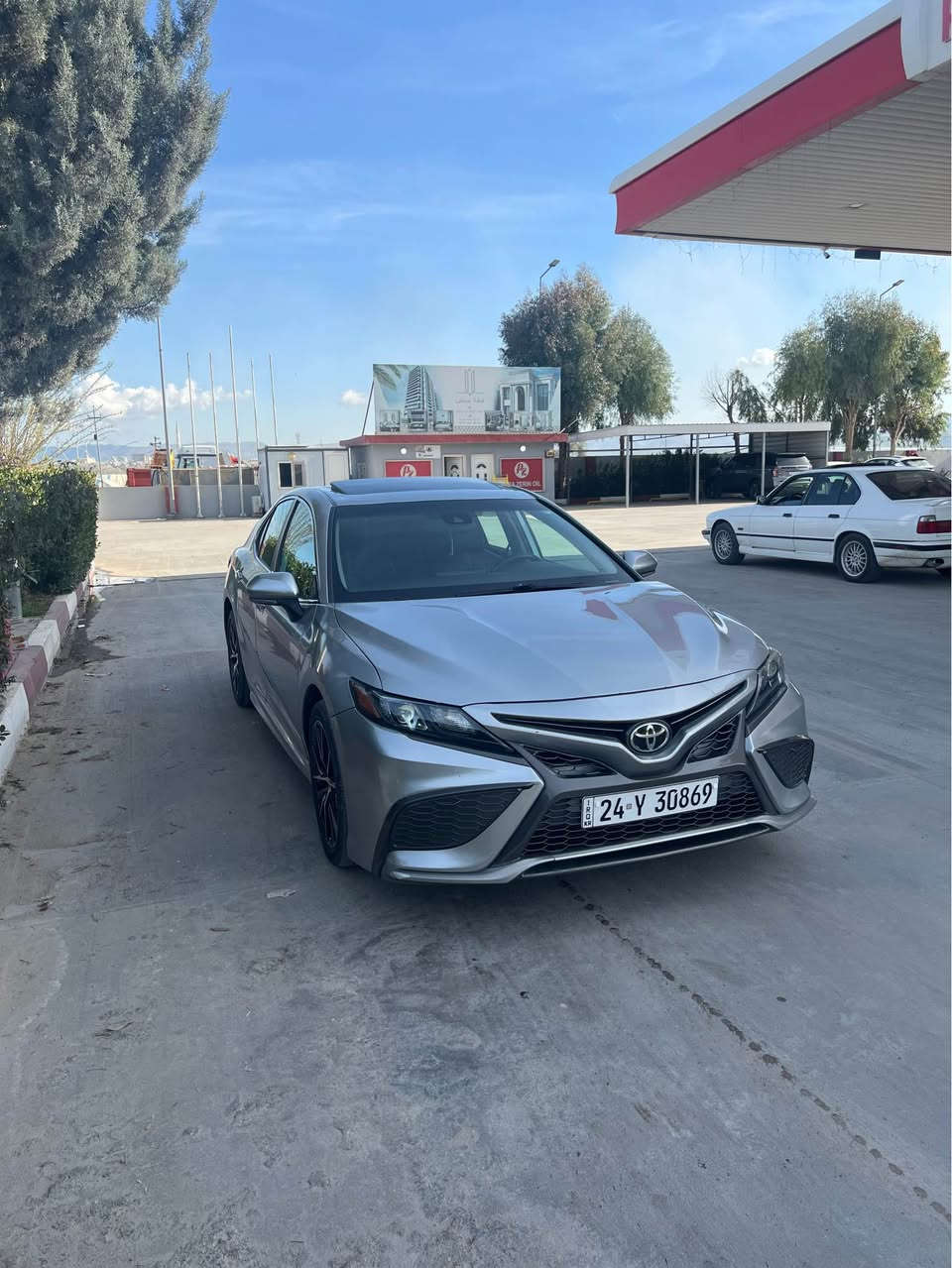 كامري 2023 رنك سلفر  موصفات SE بلاص فول موصفات 1/1 سلايت بصمه و 3 قتعه و بجك تكمه سبخ داخلي بجك يا كرتي شاصي نفري كير و مكينه شرت رقم و سنوي جديد سعر 175$ مجال 
واتساب *********** زاخو, دهوك
