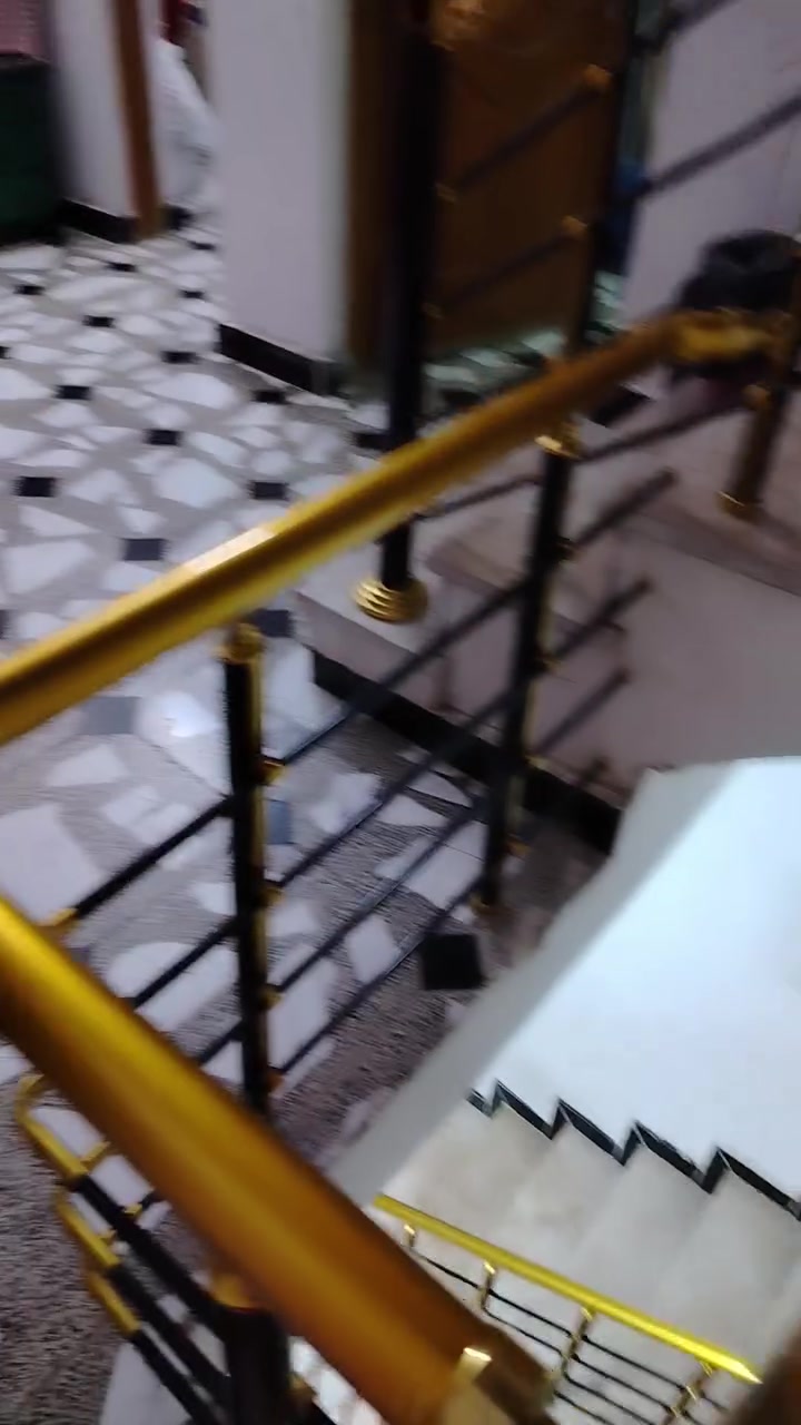 الدار للبيع ٨٥متر مربع واجهه ٨ونص ونزال عشره طابقين ونص كامل خدمات سطح شتايكر كامل ويا تانكيات ثنين ومغاسل وماطور مي وكيزر ويا البيت مكان بلديات ظياء الحلفي قريب عل شارع مصرف وشارع تراث موقع حلو مستعجل عل بيع وسعر جدآ مناسب بسبب ظروف ***********
