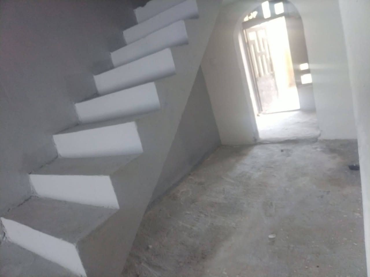 سلام عليكم بيت للأيجار المساحه 125 متر عنوان شارع المطار القديم قرب الجامع الذهبي ***********واتساب فقط
