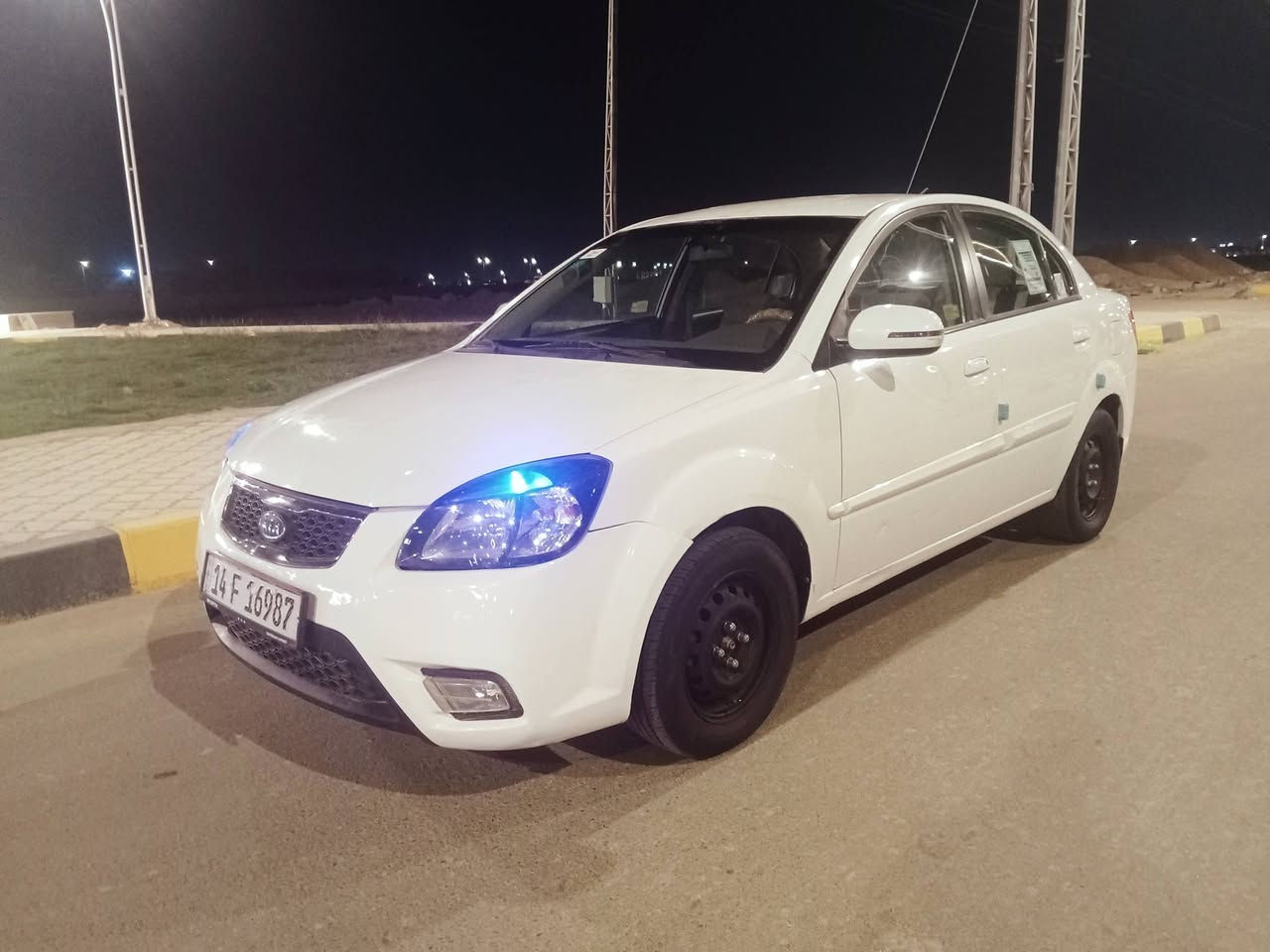 سلام عليكم 
كيه ريو 2012
سياره جاهزه وما متعوبه مكينه وكير كارتون مكينه 1.500
رقم بصره انكليزي تحويل فقط شاشه كامره السياره مزروعلها لدات داخليه في يدات الابواب 
السياره ضررها المدكر الخلفي عكس السائق كد شبر والباقي مكفول العنوان الناصريه مركز غير متواجد علئ الفيس اتصل وتدلل *********** السعر 87
