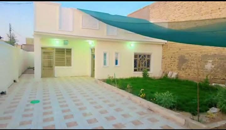 السلام عليكم دار سكن للبيع ركن يقع على شارع صب رئيسي قيد الانشاء في الكوت منطقة حي الحكيم بالقرب من مدرسة الرميلة مساحتة 350م يبعد عن الشارع العام 300م البناء طابوق والسقف صب مسلح والارضية والجدران سيراميك ويتكون البيت من غرفتين نوم وصالة واستقبال ومطبخ وصحيات داخلية وخارجية وكراج وحديقة  كبير ومتوفرة كافة الخدمات ومرقم من قبل البلدية السعر 58 وبي مجال الاستفسار الاتصال على هذا الرقم ***********
