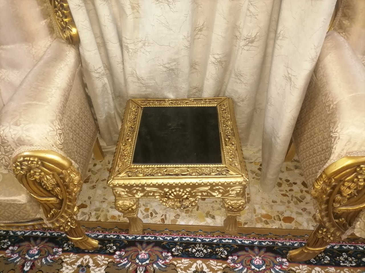 السلام عليكم ورحمة الله
من رخصت الادمن
تخم قنفات للبيع ١٠ مقاعد نضيف جدا مع طبلات
وحده وسطية كبيرة مع اثنين وسط السعر ٣٥٠ قفل المكان الطيار
للتواصل ***********
