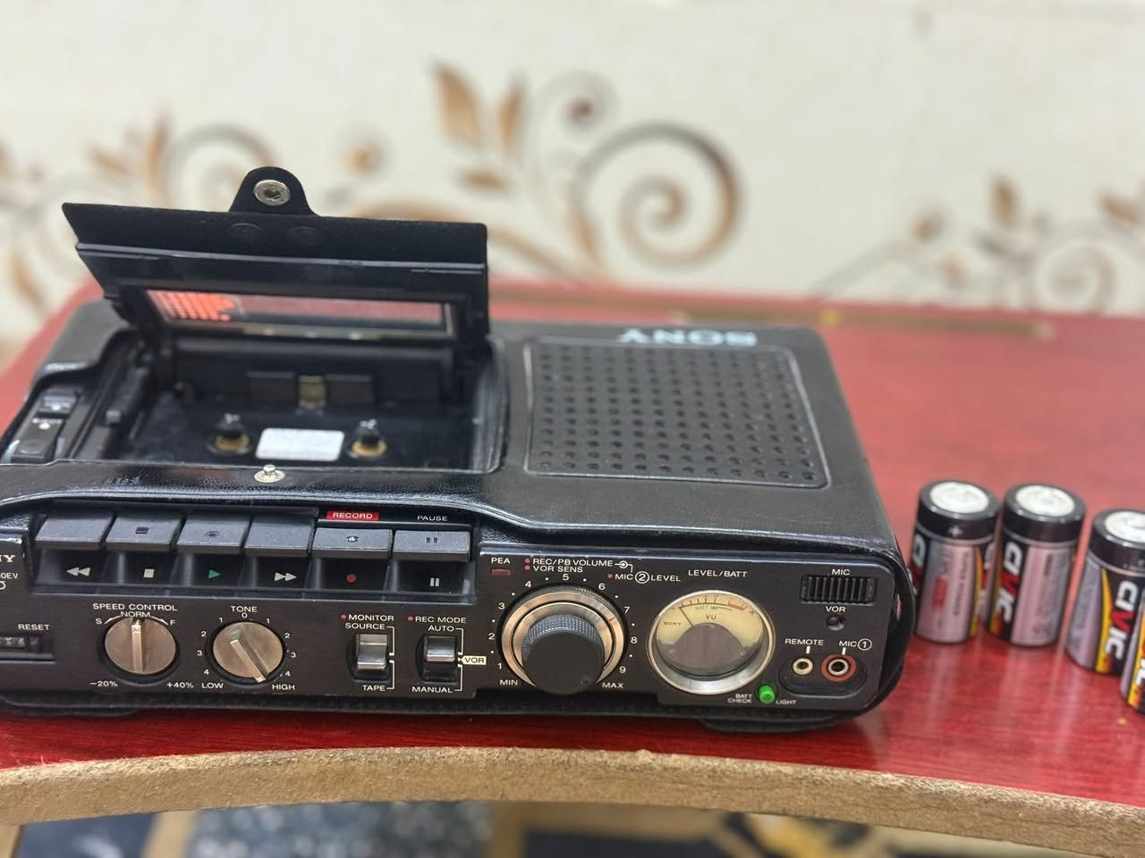 للبيع جهاز سوني كاسيت أصلي نادر
📻 Sony Cassette-Corder TCM-5000EV
جهاز تسجيل وتشغيل أشرطة كاسيت من شركة سوني اليابانية، بحالة جيدة جداً ونظيف، مناسب لهواة اقتناء الأجهزة الكلاسيكية والقديمة.
✅ تسجيل وتشغيل أشرطة الكاسيت
✅ ميكروفون مدمج للتسجيل الصوتي
✅ خاصية التسجيل التلقائي بالصوت (VOR)
✅ تحكم بسرعة الشريط والنغمة
✅ مؤشر لمستوى التسجيل والصوت
✅ يعمل على البطاريات أو المحول الكهربائي
الجهاز بحالة ممتازة من ناحية الشكل الخارجي كما هو موضح بالصور
للتواصل خاص


**إذا كنت صاحب هذا الإعلان وتريد حذفه لأي سبب، رجاءا أرسل رسالة إلى الدعم الفني**