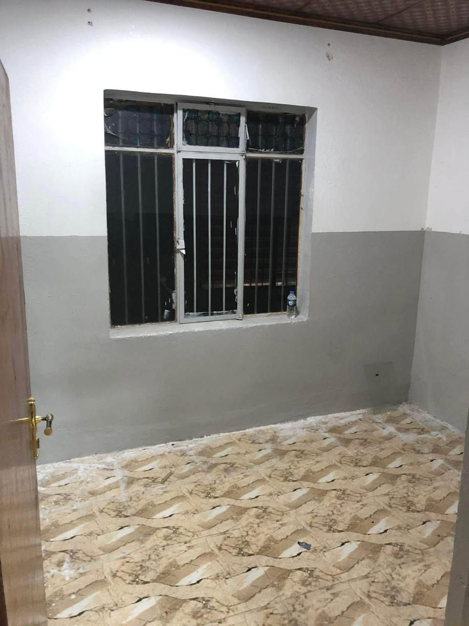 شقة للايجار في حي التحرير قرب جامع ال البيت تحتوي على ثلاث غرف وصالة ومطبخ وصحيات
للاستفسار: ***********
