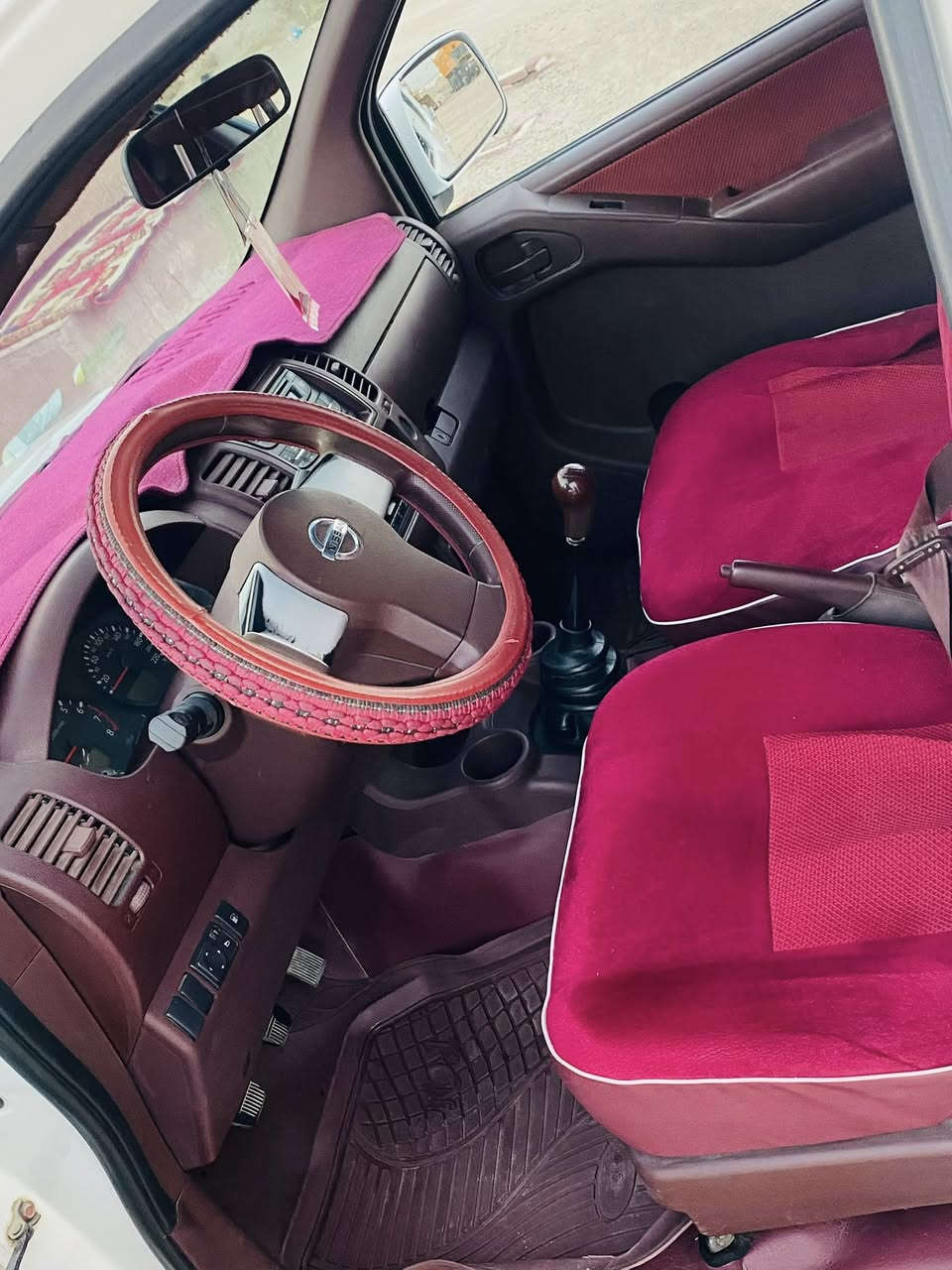 السلام عليكم نيفاره للبيع 2013 
كير عادي  ***********
