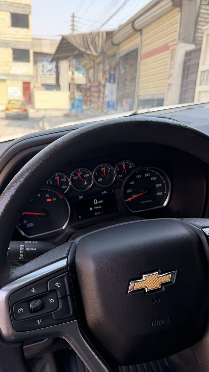 السلام عليكم  تاهو بوليسي 2024 ماشيه 3000 ثلاث الاف زيرو بيهه بارد بالجاملغ الخلفي وطرف الجنطه بلا صبغ داخله كتاب شهداء 
الغرفه مالتهه مبدله جلد منفصل مع صور الحادث مرفقه 
رقم الشاصي   1GBSCLED8RR234798
حجم المحرك 5300 
التواصل ***********
