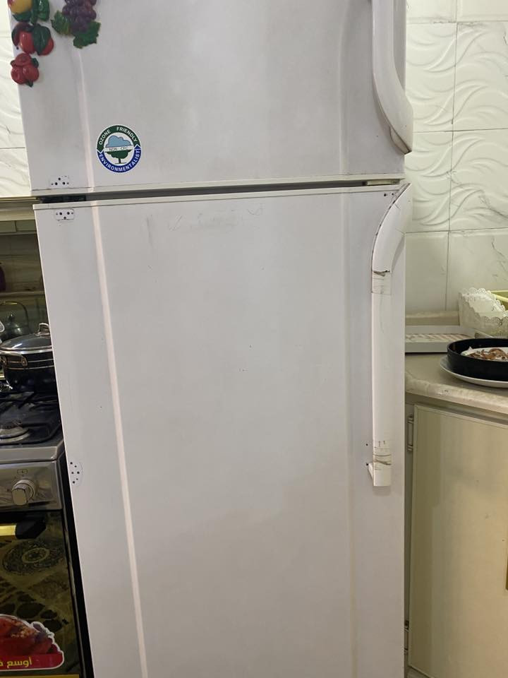ثلاجة ٢٨ قدم نضيفة وتبريد وتجميد جيد جدا مداخلة تصليح على الفحص ب١٧٥ مكان الدورة بداية هور رجب ملاحضة الباب محولينة بالعكس 
للاتصال ع الرقم ***********
