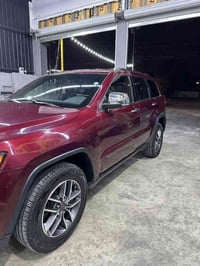 جيب كراند شيروكي ليمتيد 2021 ماشية 40 مايل  السيارة فول  كشنات جلد  تش...