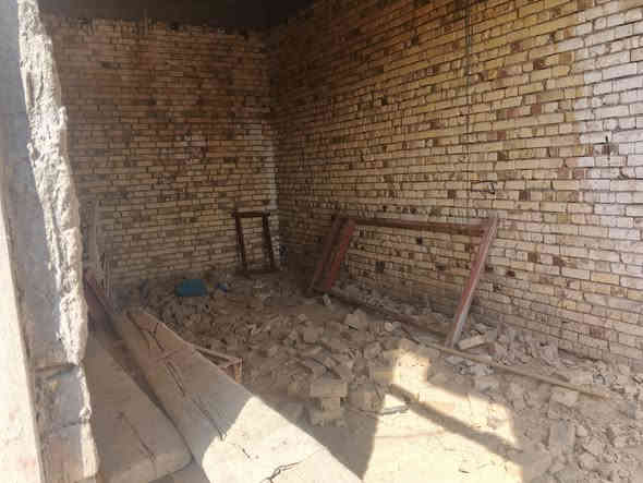 بيت زراعي للبيع مساحه 200 غرفتين وصاله ومطبخ وديوانيه وصحيات وساحه جبيره صب كونكريت طريق سوق الشيوخ فضليه نزله مشتل زهور لبيت طابقين هيكل طابق جوه كامل عوزه لبخ وسيراميك ولفلوك غراضه كله متوفره تجي كبل تبني مكان مرتب ع تبليط مباشر سعر 48 وبي مجال ***********
