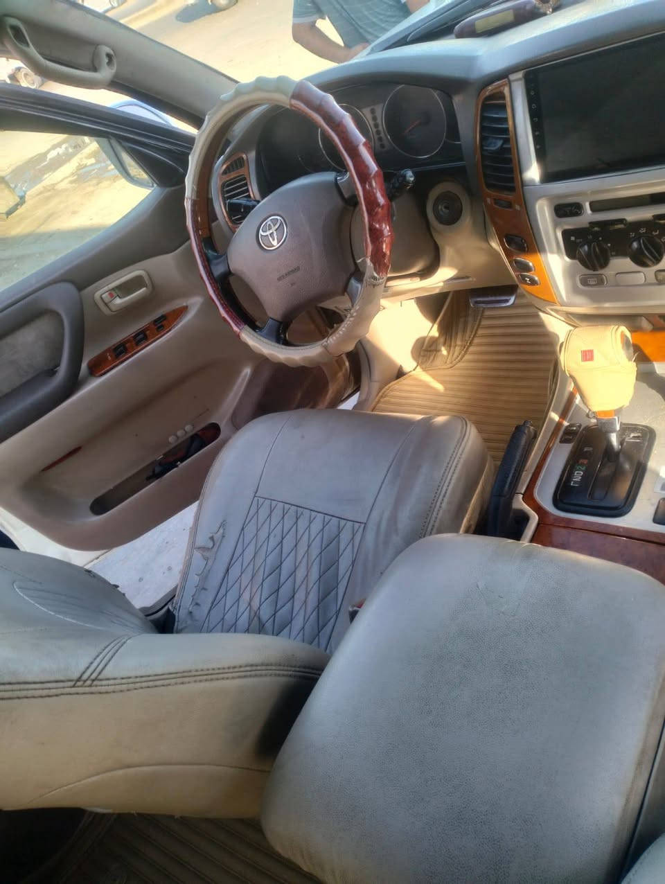 السلام عليكم للبيع او مراوس حسب القناعة لاندكروز جكسارة موديل 2007 اصل گير ومكينة  مكفولات فتحة سقف محرك ستة سلندر سبعه راكب رقم اربيل دولي تحويل مباشر مصبوغة عام السعر 145 وبيهة مجال للاستفسار الاتصال على الرقم *********** او واتساب *********** مكاني بغداد
