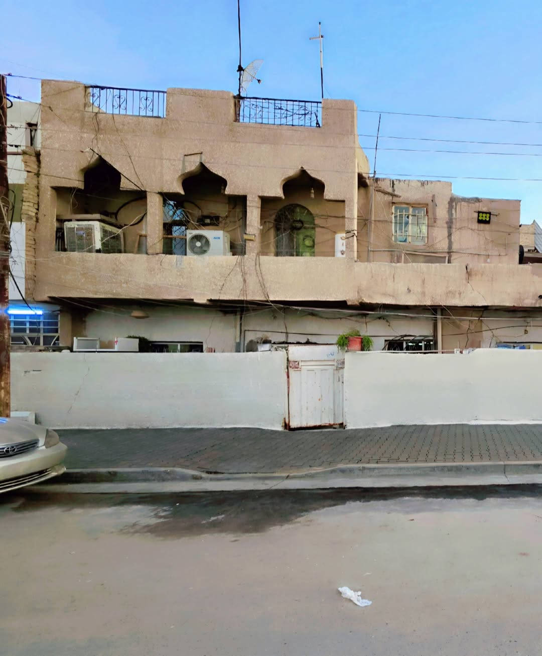 السلام عليكم ورحمة الله وبركاته..
بيت للبيع الغزالية شارع الضغط نهاية شارع عسل مساحة 103 م الواجهة 10 م على الشارع التجاري ونزال 10 ..البيت مسلح..
السعر ١٨٠ قابل للتفاوض ..
التواصل ***********  واتس اب ..
