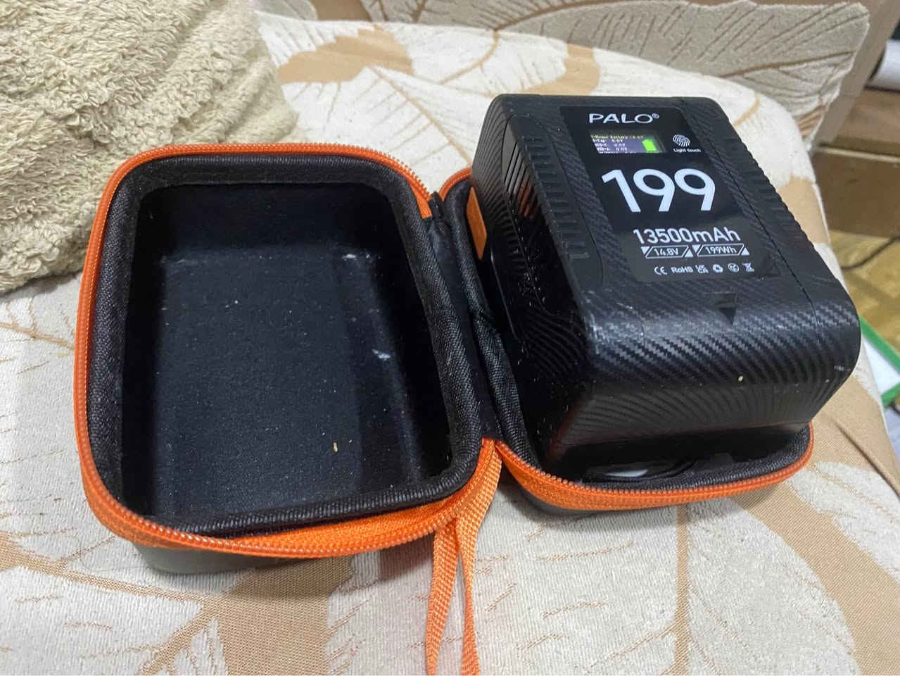 بطارية v mount ماركة palo 
بقدرة 13500 ma 
وياه جندة وكيبل type c 
البطارية جديدة لم تستخدم على كامرة
بيها منفذين bridge 
ومنفذ شاحنة 
ومنفذ usb ومنفذ type c
عارضها ب 75000 دينار
مكاني بغداد
للتواصل 
*********** بغداد, العراق
