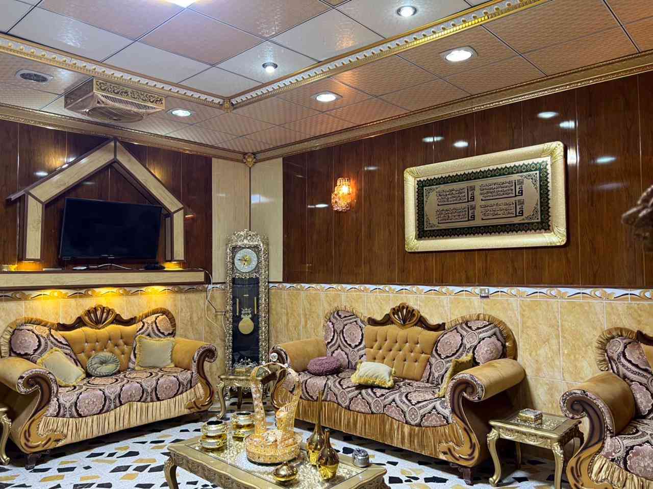 اسلام عليكم بيت مساحه 200 في المربعه شارع 2000 بيت كامل مكمل يتكون من مطبخ حار + بارد + غرفه خطار و موزع و 4 غرف نوم وحمام فوك و جوه وكراج ومجموعه صحيات في الكراج 
للأستفسار …. ***********
