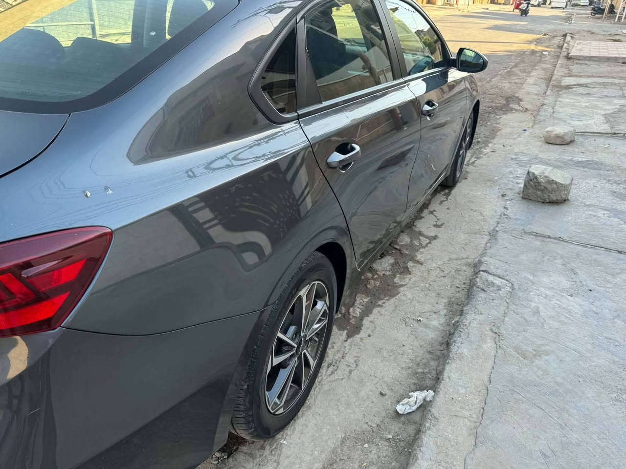 السلام عليكم كيا فورتي موديل 2023 وارد امريكي سياره بدون حادث فقط تقرير مياء امطار الدوسه فقط شرط الفحص مطاب الداخل وسياره برغي واحد مامفتوح بيه ع وضع الشركه كير مكينه تبريد تخم تاير جديد كل نقص مابيه جاهزه من كلشي احنه المستورديه وسياره ع ادينه سياره كله اليبل واحد بدون صبغ ولا تبديل  مواصفاته معروفه الفورتي الستندر ماشيه 52milرقم بغداد دولي تحويل ثاني يوم
مكاني بغداد الدوره
السعر 150 وبيه مجال 
***********الاستفسار 
وصور امريكه موجوده بل منشور
