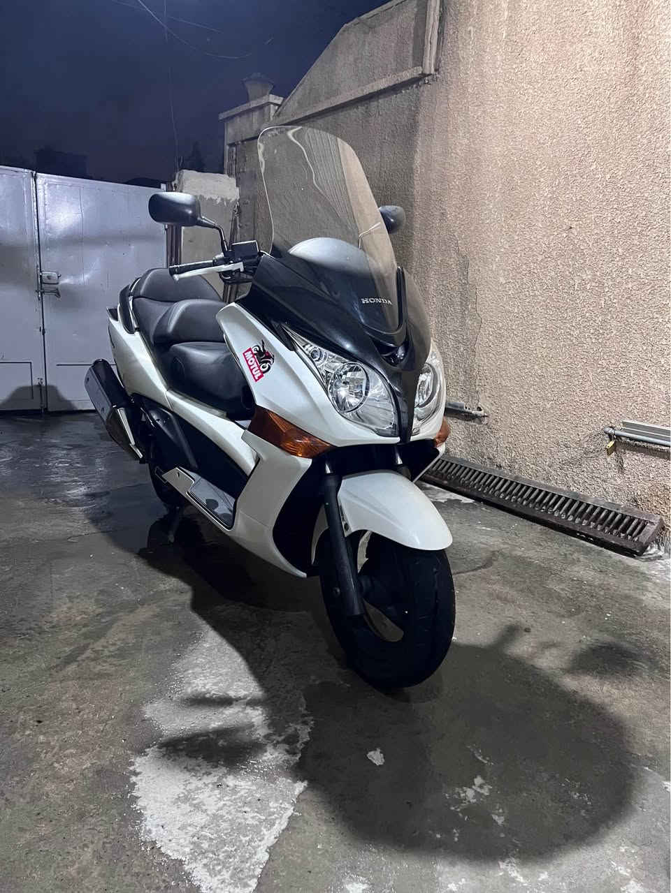 سلفر ونج 400gt  دراجة مكفوله كير مكينه كهربائيات كله مكفول . بيهة ضرر بسيط بلكفر موضح بلفديو
بانزين محسن من يوم الجبتهة لليوم ودهن امزويل
عده كتلوكات كاملة
تايرات برجستون جدد 
ادامة قبل ٤ اشهر مسوي كامله كلجات دسكات نوزلات فيتبم 
منضومه زنون عالي 75wوناصي اصفر 55w
السعر على الخاص او *********** بغداد, العراق
