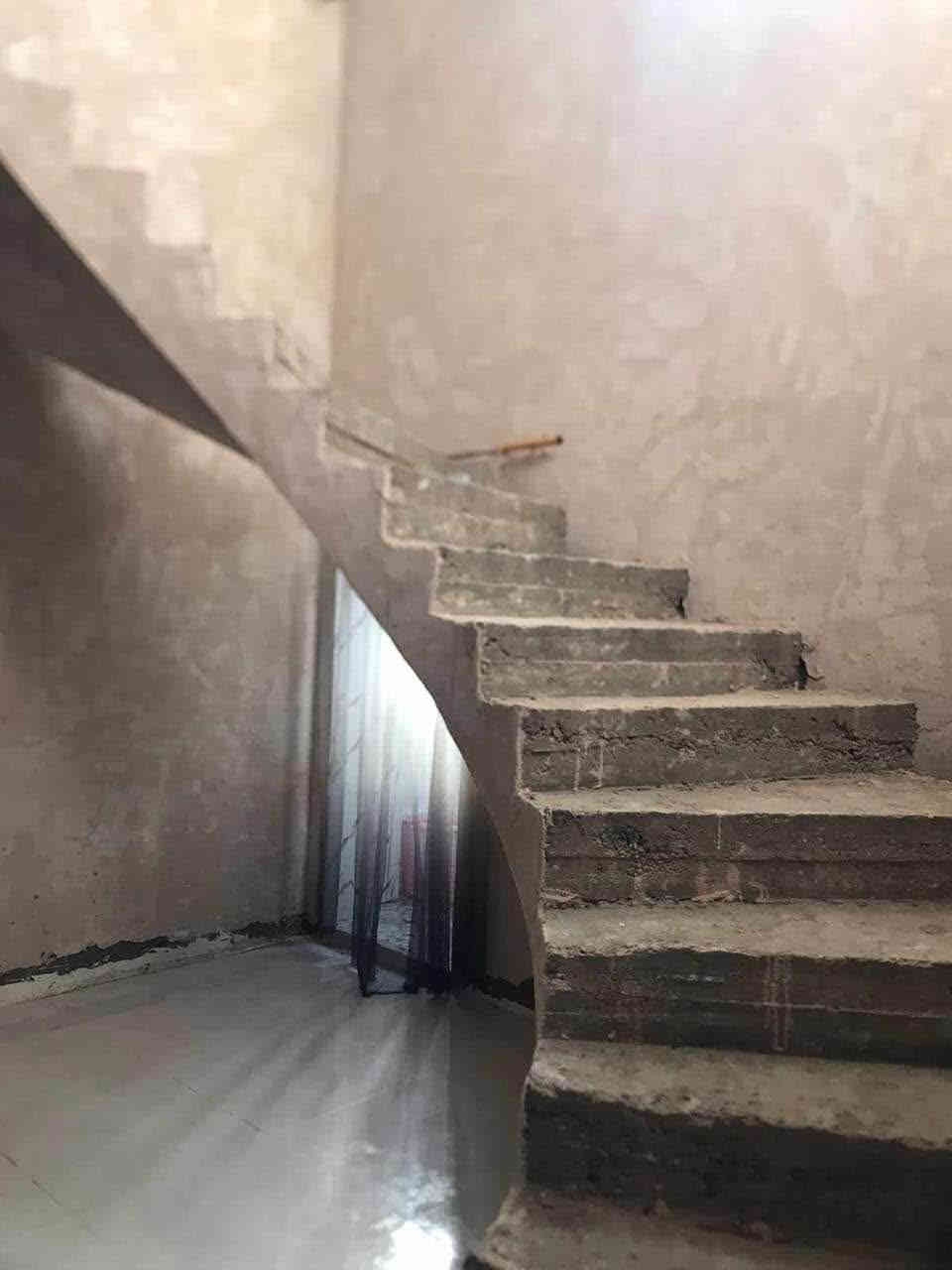 بيت مساحه ٢٠٠م واجهة ١٠ ونزال ٢٠بناء ٢٣ طابو زراعي سند ٢٥ وبي وصل معاملة تحويل جنس عقار 
محولة انترنت  المشروع الوطني مقابل الباب بالضبط وعن قريب محولة تنشد بالركن 
 البيت في ابي غرق شارع الامام حي السلام قطع هيثم الجبوري ثالث فرع ثاني بيت بعد الركن 
محتويات البيت غرفتين نوم الاثنين نفس القياس 4*4ونص وصالة مساحتها 5*8 واستقبال 5*6 ومطبخ 4ونص*4ونص  البيت مثل ما مبين بالصور بي نواقص   والدرج الواحهه موجودة والازارة 10سم أيضا موجودة  
نواقصه
بوب وأرضية كراج وواجهه والسطح فقط مزفت ينباع بنواقصه ياااريت فقط الشراي يتفضل يراسل أما الدلالين والي يجي ويسوالف بالمواقص بيجي افضل 
السعر 85 وبي مجال بسيط 
80 ما ابيع اخوان بلا احراجات بارك الله بيكم
رقمي *********** الهندية
