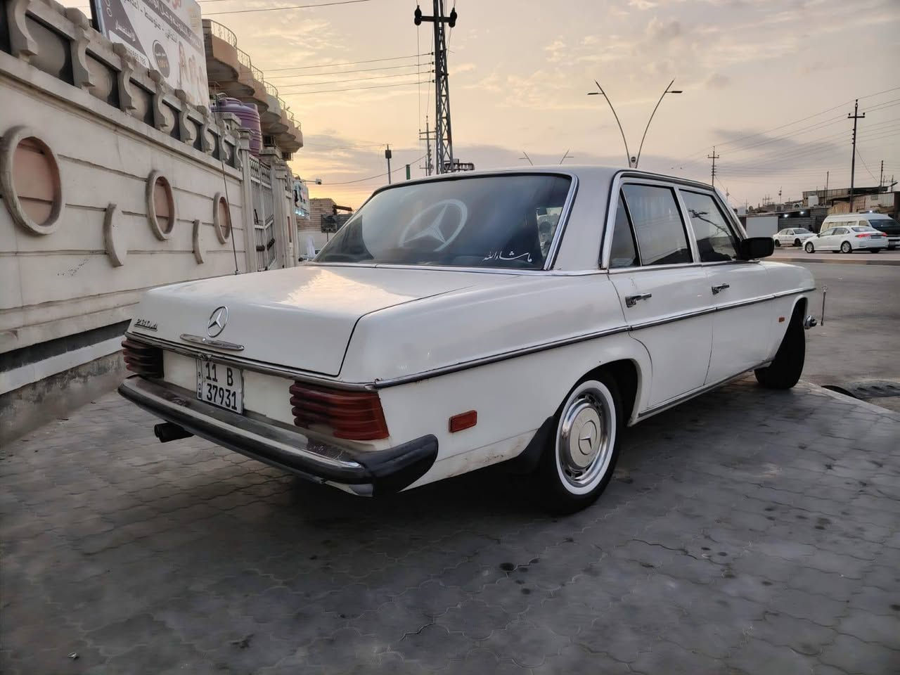 سلام عليكم مرسيدس انتيكه للبيع موديل 1975 رقم بغداد نكليزي  سنويه ل 2030 هزه جديده شرط التحويل سياره كير حداده تخم تأير تبريد ثلج بس المكينه بيهه صوت بكن كهربائيات كلهه شقاله عل بلادالسعر 60 وبيهه مجال مكان سياره بصره *********** تحياتي لجميع
