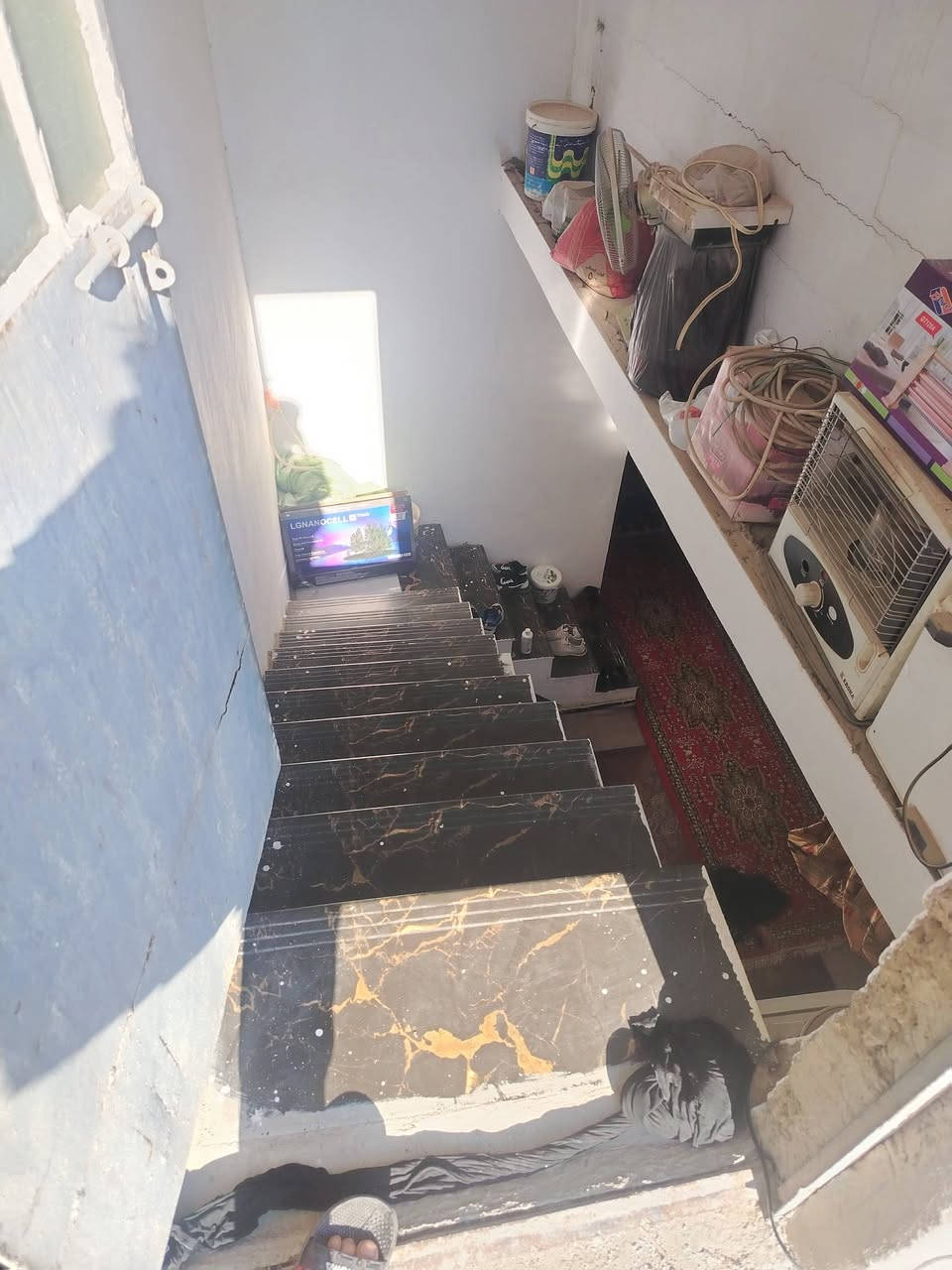 بيت للبيع مساحه ٩٠ م يم حسينيه محمد داود خلف المحلات مباشرآ  يبعد عن شارع ٥٠ م معروض ٢٧ وبي مجال ***********
