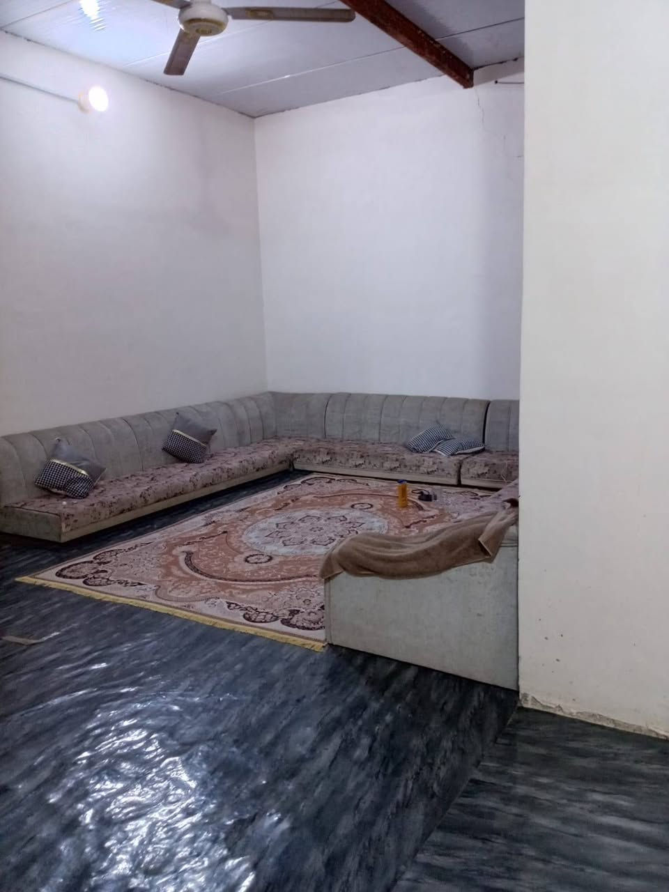 بيت للبيع مساحه 300 قرفتين ومطبخ وديوان صاله حمام داخلي وخارجي سقف سندويج ماء اساله متوفر وكهرباء قويه  العنوان الزبير المكصب قرب سنتر روان  اتصل على الرقم *********** السعر 48 وبيه مجال
