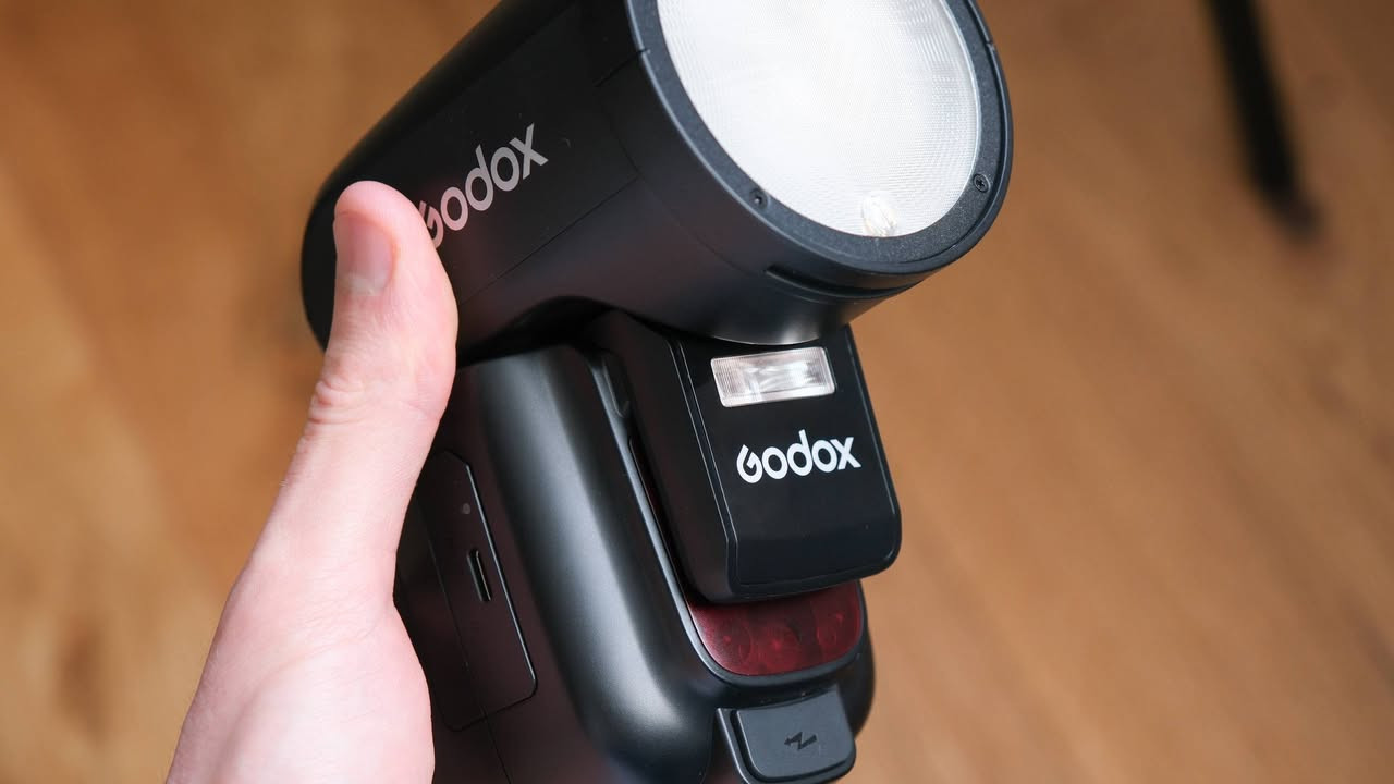 Godox v1 pro canon
الفلاش الاحترافي نسخة ال pro بعده جديد بالباكيت و كامل القطع موجودة مجرد المشكله بي صوت خرخشه داخليه من شركة قرطاج اجاني بهاي الحاله و ما مأثر نهائيًا على العمل الصوت مو يم المحرك الدوار يعني مابي اي تاثير  اشتغلت بي 4 اشهر و بعده ممتاز 
 ( غرض البيع الانتقال ل سوني ) 
السعر ( 220 الف ) بي مجال بسيط و اذا تدور 100 الف لا تجيني لان الفلاش بعده جديد + 
التواصل خاص + *********** واتس

