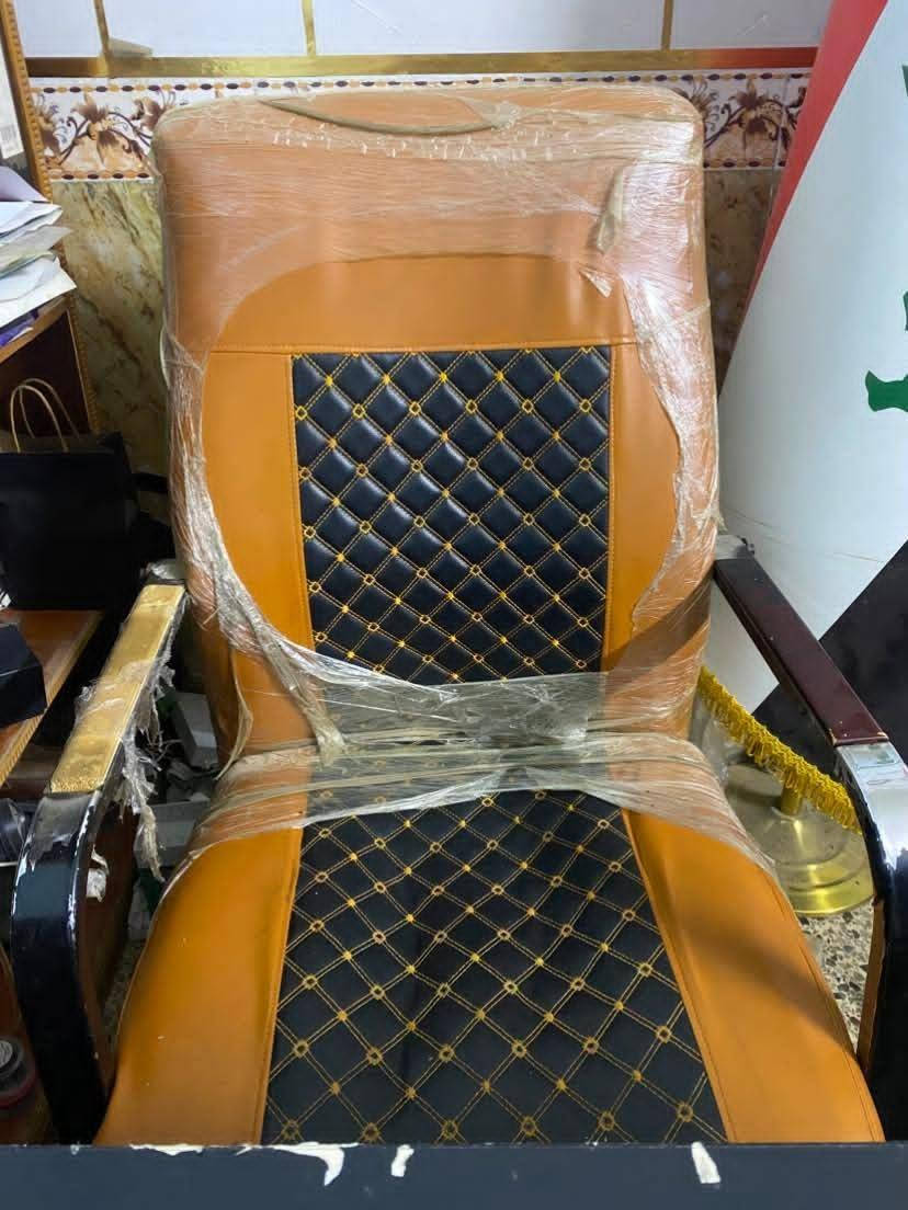 السلام عليكم
ميز مكتبي يحتوي على 4 جرارات وباب 
بالاضافه الى كرسي 
السعر 100 وبيهن مجال
***********
