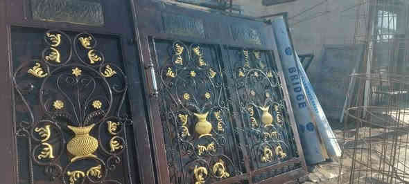 باب سلايت ارتفاع ٢متر وعرض ٣متر ٢ملم مغلف بليت من الخلف بغداد حي اور ساحه صباح الخياط ***********
